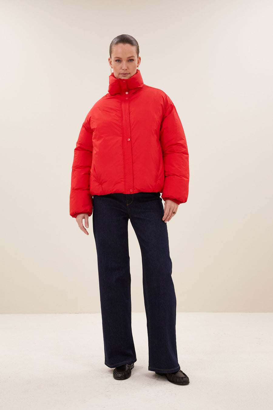 joy-jacket-poppy-red-hoge hals-gerecycled polyester-rits- en knoopsluiting-by-bar-sfeerbeeld