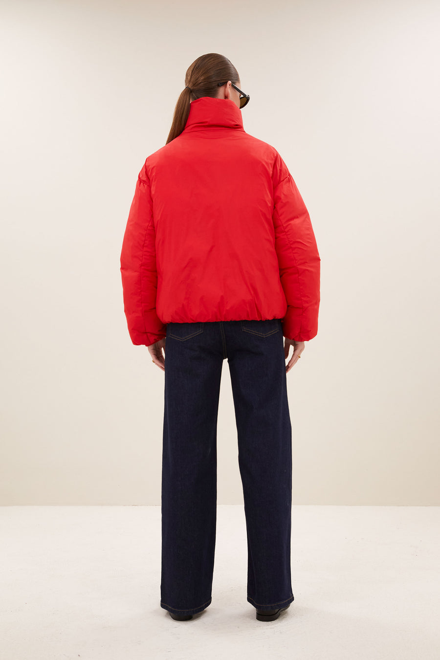 joy-jacket-poppy-red-hoge hals-gerecycled polyester-rits- en knoopsluiting-by-bar-achteraanzicht