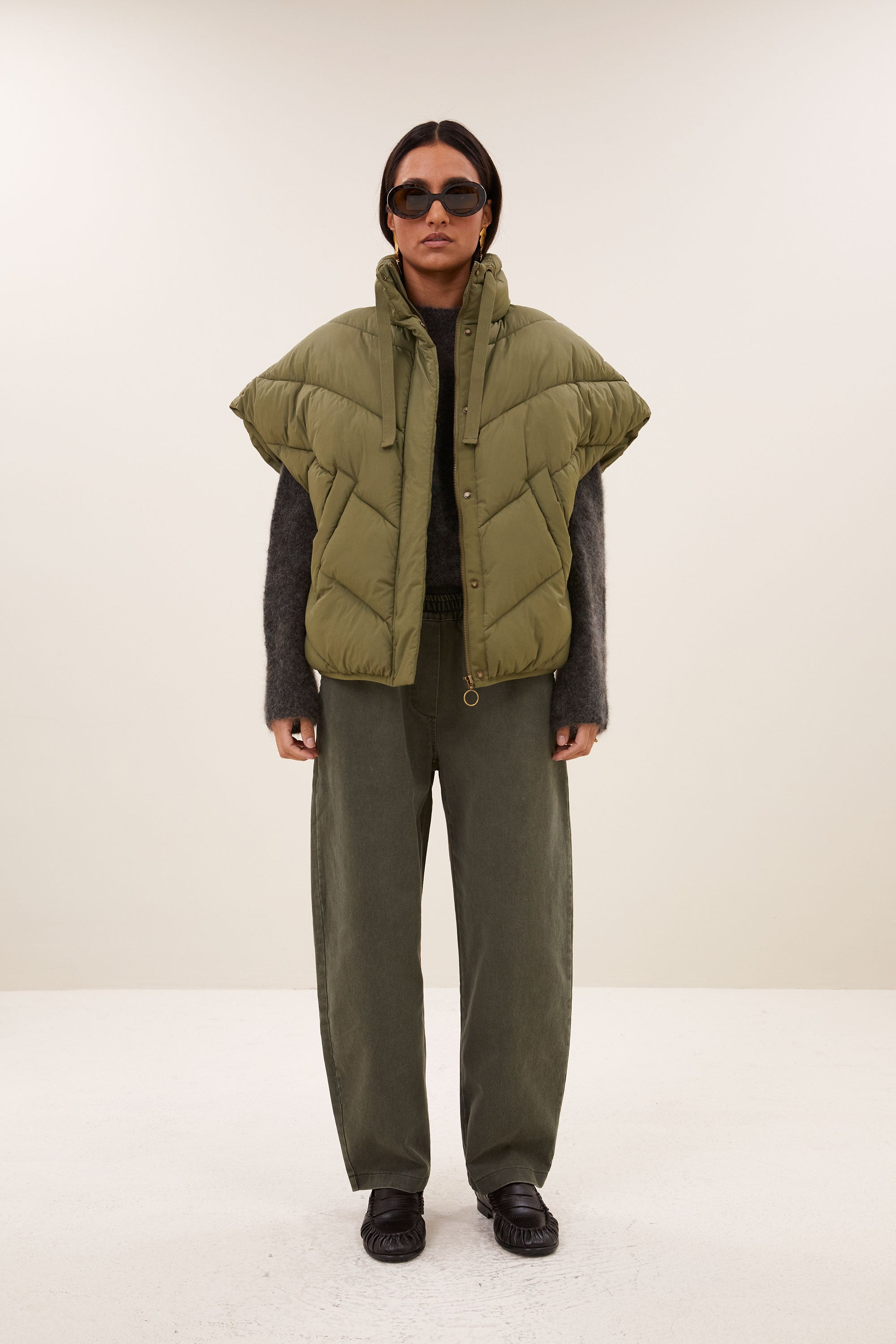 franky-sleeveless-jacket-olive-all-time classic-gemaakt door weefspecialist-rits- en knoopsluiting-by-bar-vooraanzicht