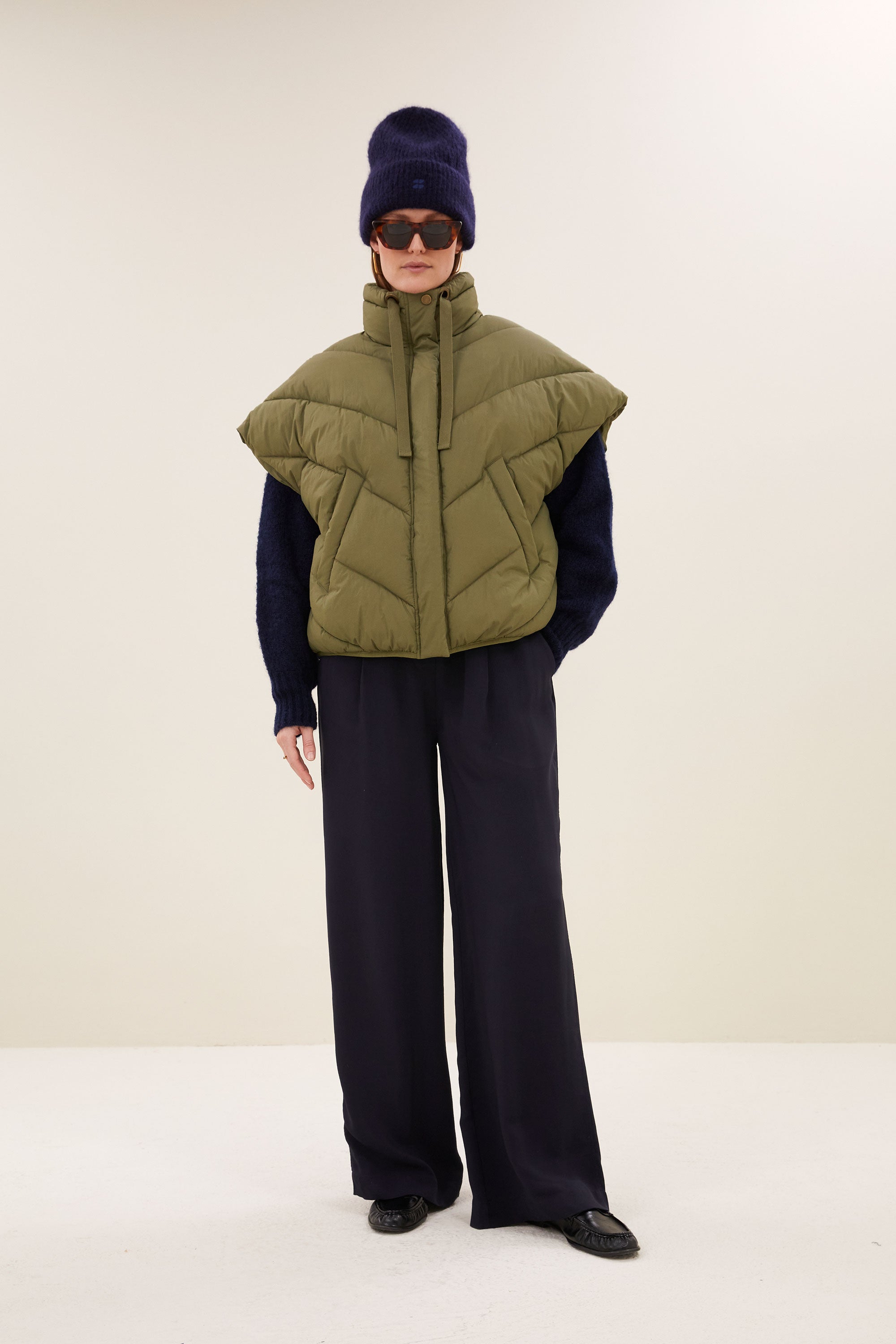 franky-sleeveless-jacket-olive-all-time classic-gemaakt door weefspecialist-rits- en knoopsluiting-by-bar-vooraanzicht