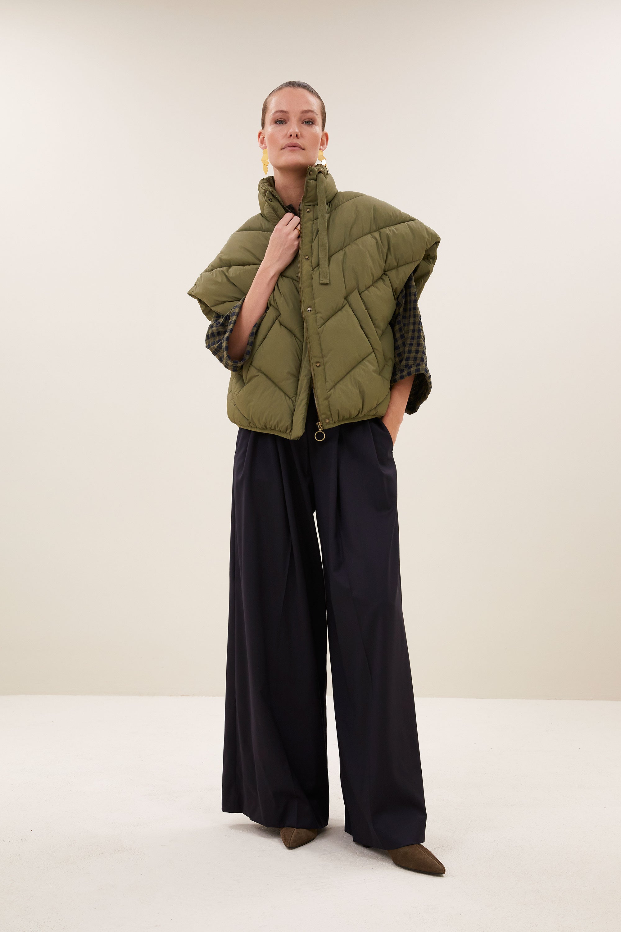 franky-sleeveless-jacket-olive-all-time classic-gemaakt door weefspecialist-rits- en knoopsluiting-by-bar-extra
