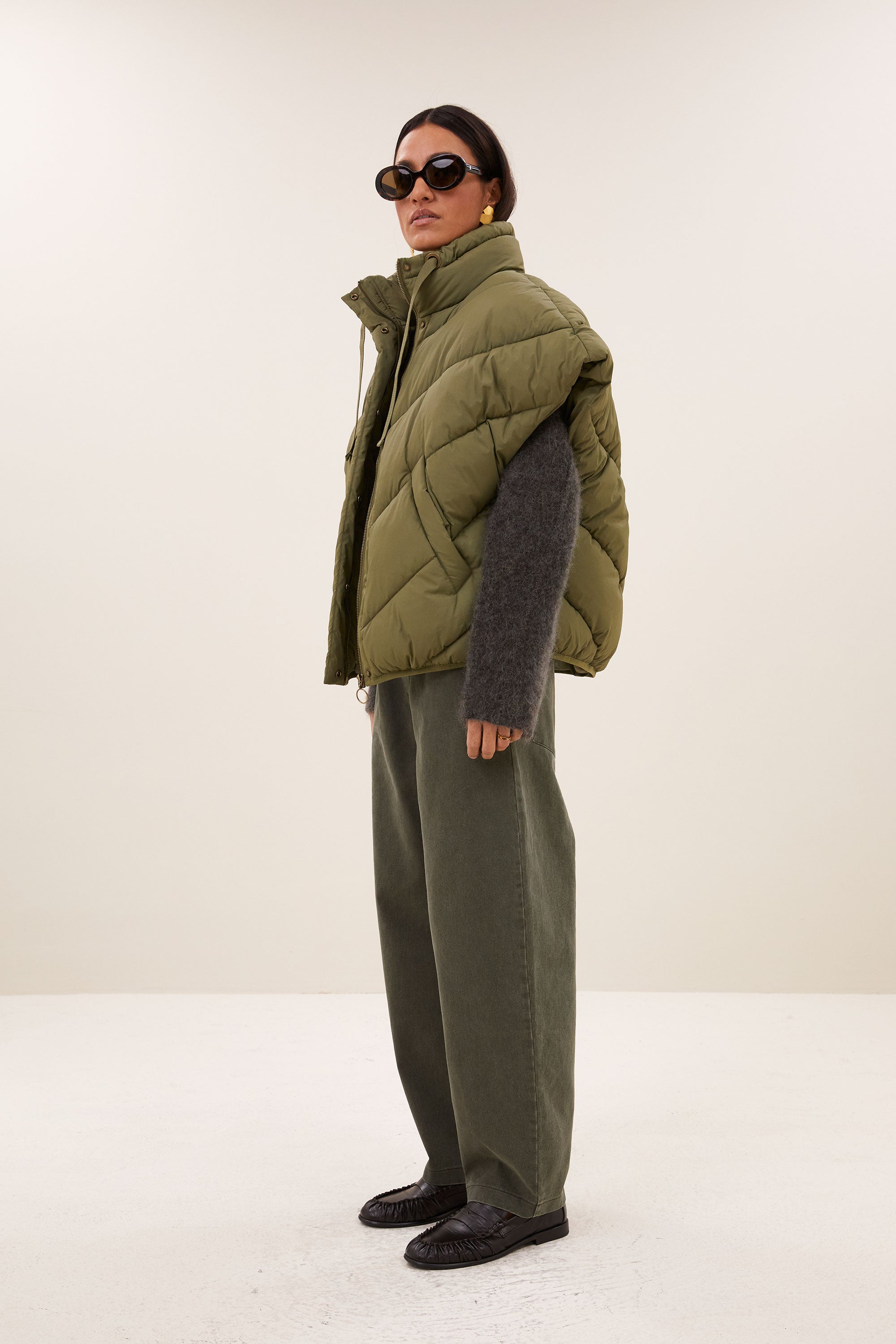 franky-sleeveless-jacket-olive-all-time classic-gemaakt door weefspecialist-rits- en knoopsluiting-by-bar-zijaanzicht