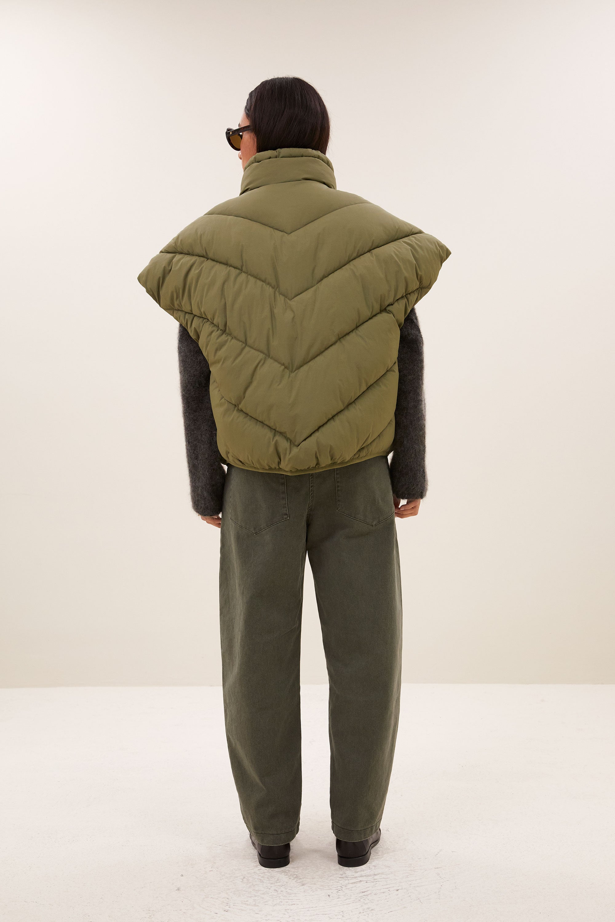 franky-sleeveless-jacket-olive-all-time classic-gemaakt door weefspecialist-rits- en knoopsluiting-by-bar-achteraanzicht