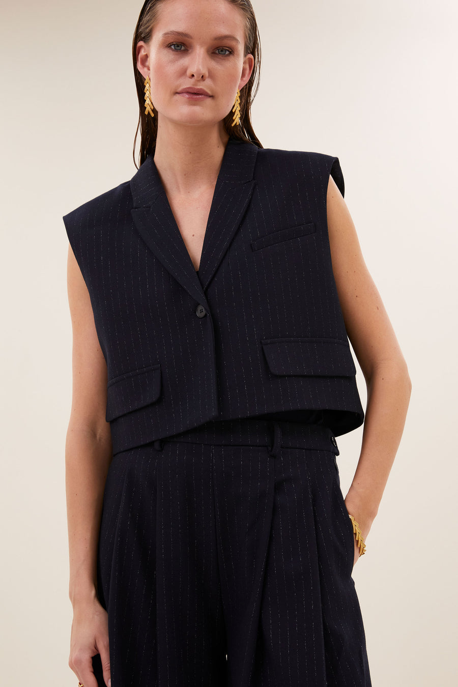 bobi-sparkle-stripe-gilet-midnight-all-time classic-draagbaar als set-v-halslijn-by-bar-detail