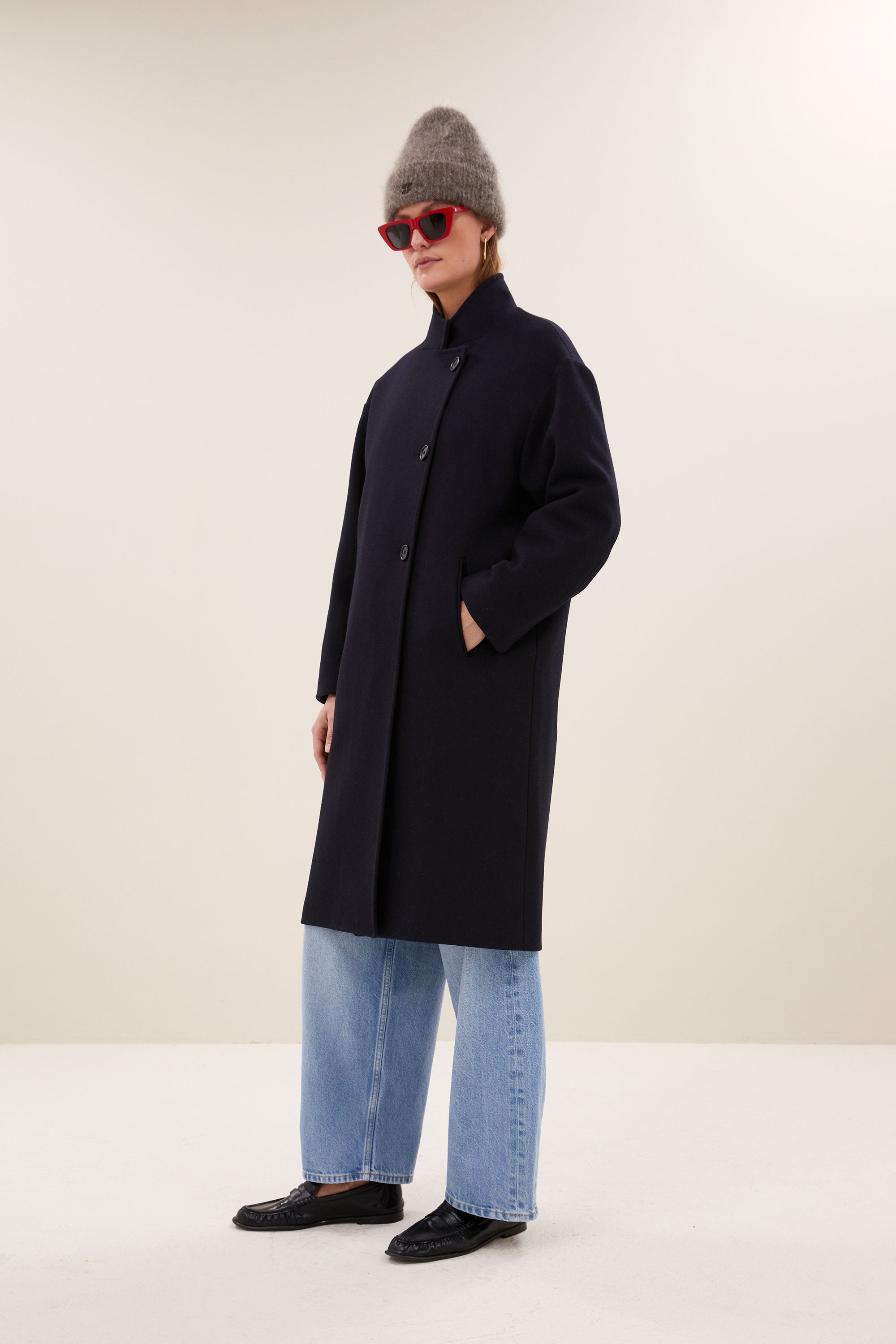 macy-wool-coat-midnight-all-time classic-knoopsluiting-opstaande kraag-by-bar-zijaanzicht