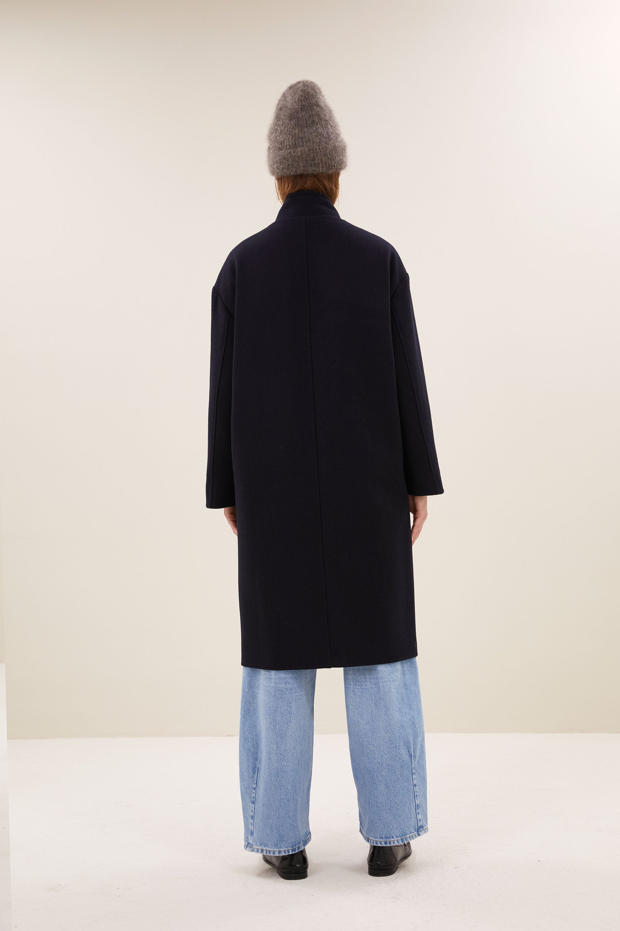 macy-wool-coat-midnight-all-time classic-knoopsluiting-opstaande kraag-by-bar-achteraanzicht