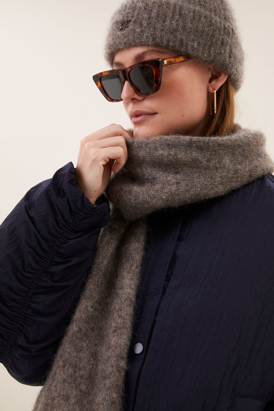 leah-norton-scarf-dark-biscuit-alpacamix kwaliteit-all-time classic-by-bar-detail