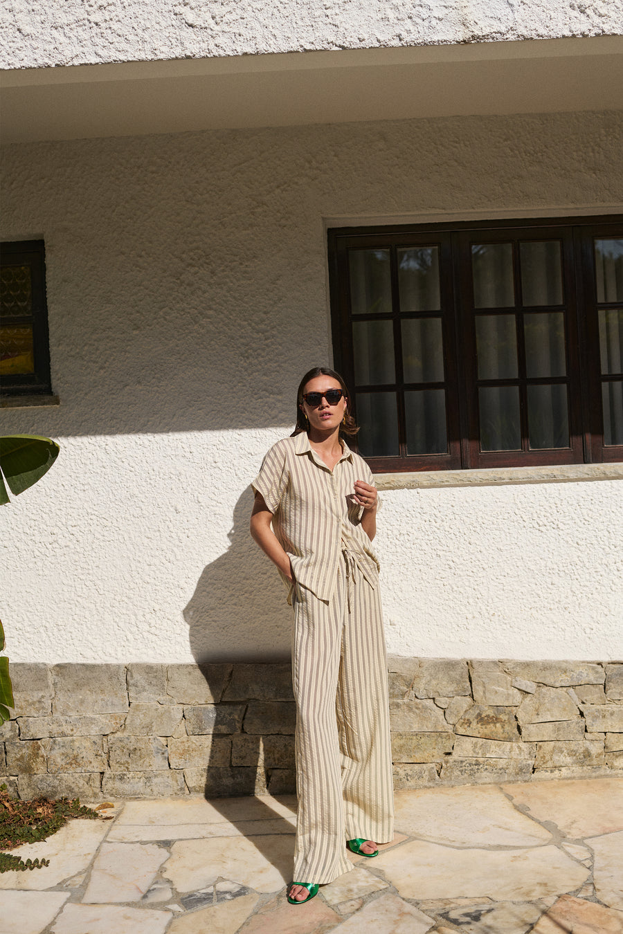 barley-seer-stripe-blouse-jet-black-stripe-knoopsluiting-casual fit-losvallende pasvorm-by-bar-aanvullende-foto