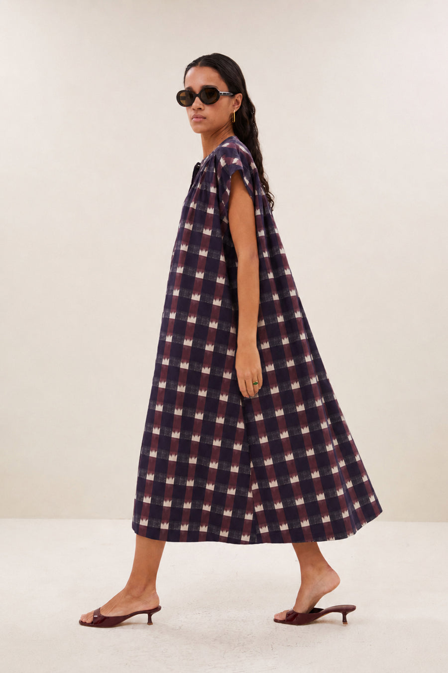 nana-ikat-dress-wine-ikat-print-knoopsluiting-ronde halslijn-kleine kapmouw-by-bar-aanvullende-foto