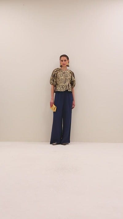 avelon festive blouse - gold, verborgen haak-en-oogsluiting, pofmouwen, statement print - bewegend beeld - by-bar